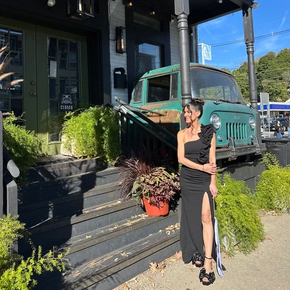 Juniors' Ruffled One-Shoulder Gown XXS - Picture 4 of 5